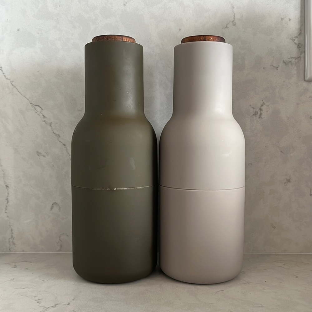 2 piece salt and pepper grinder set